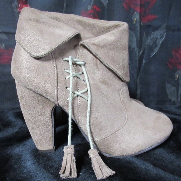 Shoes - Beige Faux Suede Bootie w/ Tassels Size L (8/9)